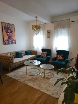 Uređena dnevna soba sa garniturom, foteljama i ukrasnim detaljima. - image 2