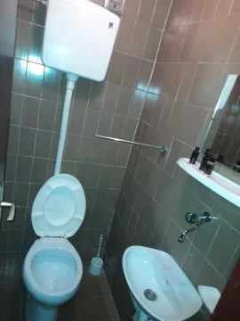 Kupatilo sa toaletom i lavaboom. - image 11