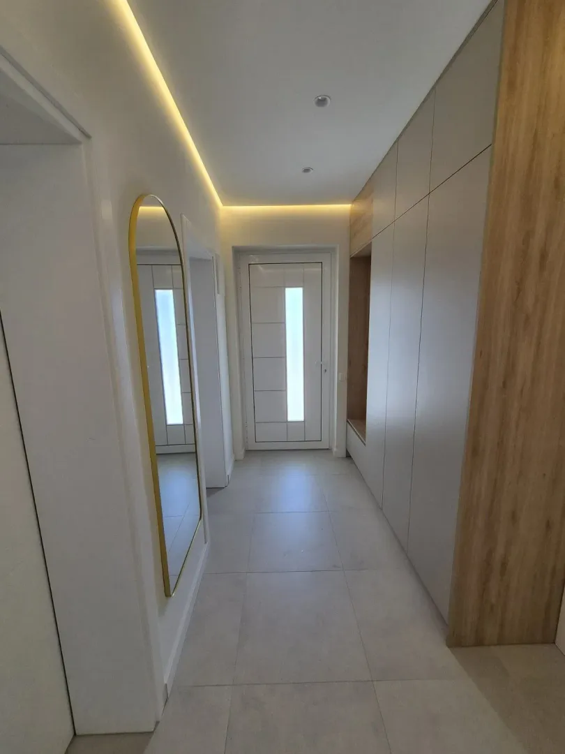 Izdavanje, dvosoban stan, 84m², Kalimanj, Tivat