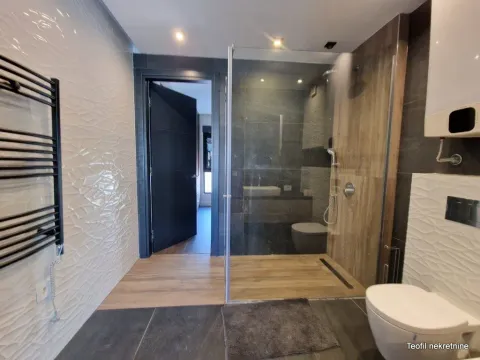Moderno kupatilo sa tuš kabinom i sanitarijama. - image 12