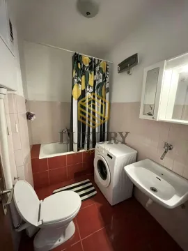 Kupatilo opremljeno kadom, umivaonikom, toaletom i veš mašinom. - image 3