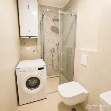 Kupatilo sa tuš kabinom, veš mašinom i bojl. - image 7