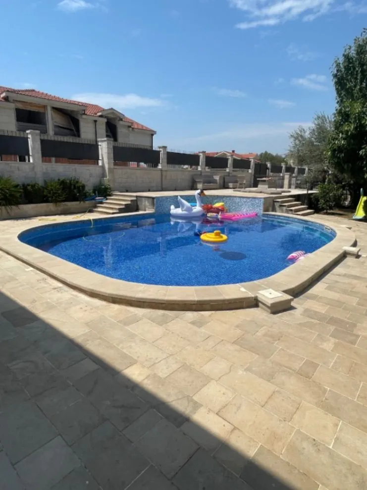 Izdavanje, dvosoban stan, 85m², Kavač, Kotor