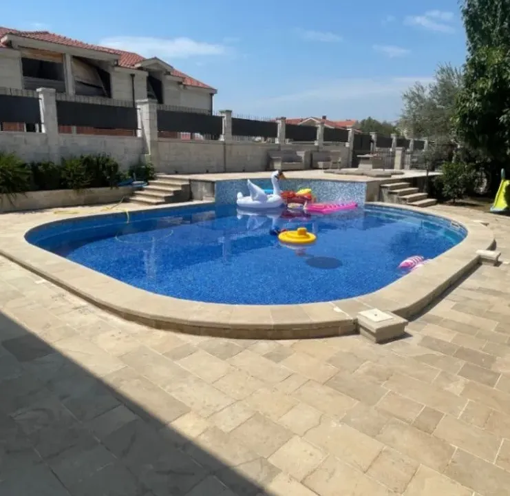 Izdavanje, dvosoban stan, 85m², Kavač, Kotor