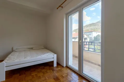 Spavaća soba sa krevetom i balkonskim vratima koja vode na terasu. - image 10