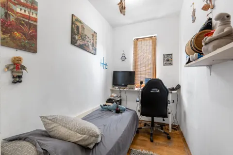 Manja spavaća soba sa krevetom i radnim stolom sa računarom. - image 12