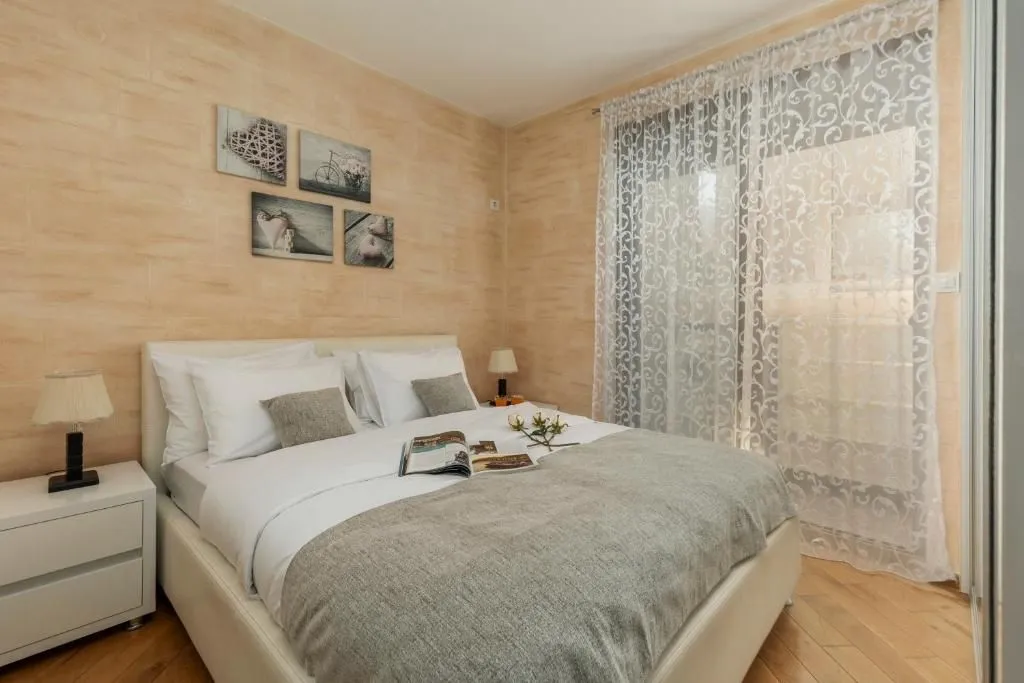 Izdavanje, dvosoban stan, 57m², Dobrota, Kotor