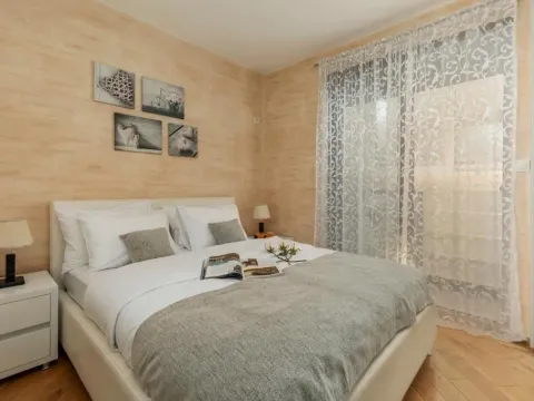 Izdavanje, dvosoban stan, 57m², Dobrota, Kotor - image 9