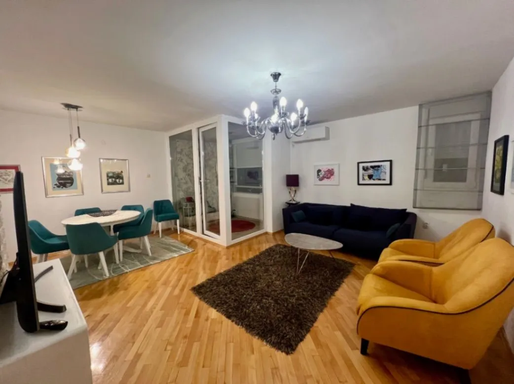 Izdavanje, trosoban stan, 100m², Blok 5, Podgorica