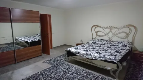 Spavaća soba sa bračnim krevetom i kliznim ormarom sa ogledalima. - image 10
