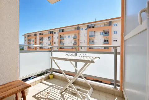 Manji svijetli balkon sa stalkom za sušenje veša i pogledom na susjednu zgradu. - image 7