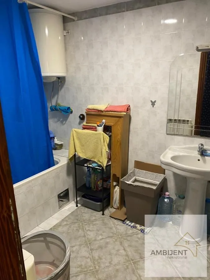 Prodaja, četvorosoban stan, 104m², Zemun Centar, Zemun Sve Podlokacije