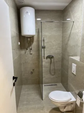 Svijetlo kupatilo sa tuš kabinom i bojlerom. - image 11