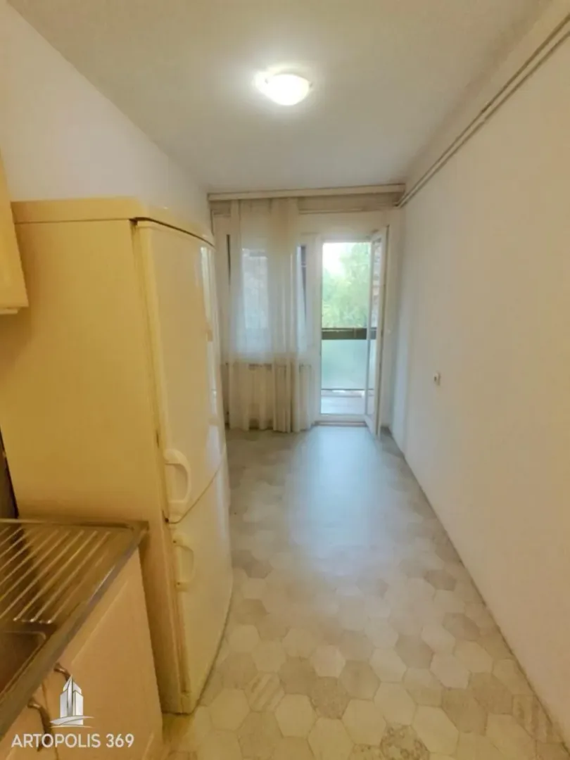 Manja kuhinja sa frižiderom i izlazom na terasu.
