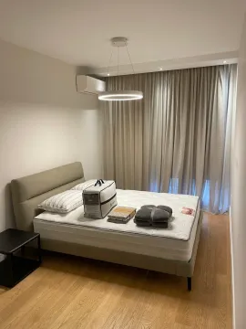 Svijetla spavaća soba sa modernim osvjetljenjem i novim krevetom. - image 4