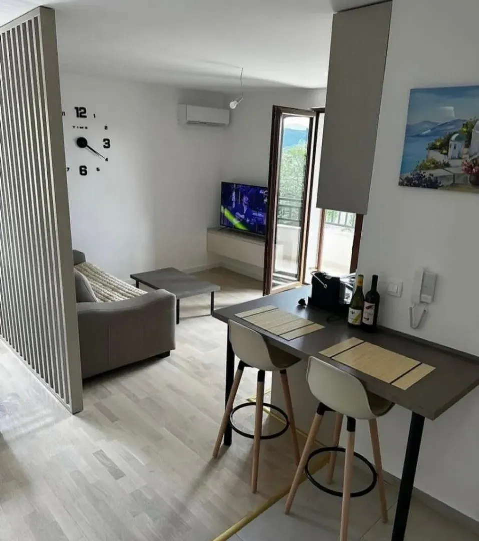 Izdavanje, jednosoban stan, 44m², Tivat, Crna Gora