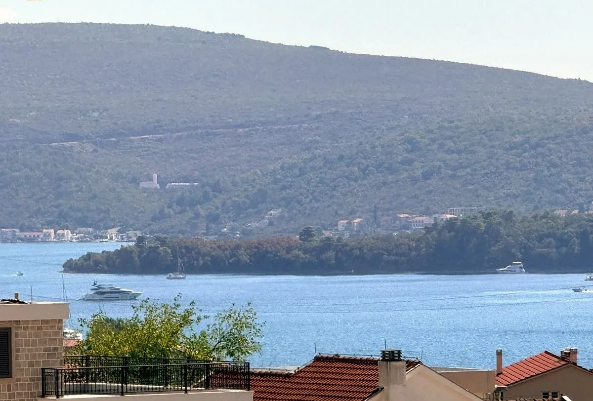 Pogled na more i brda sa terase.