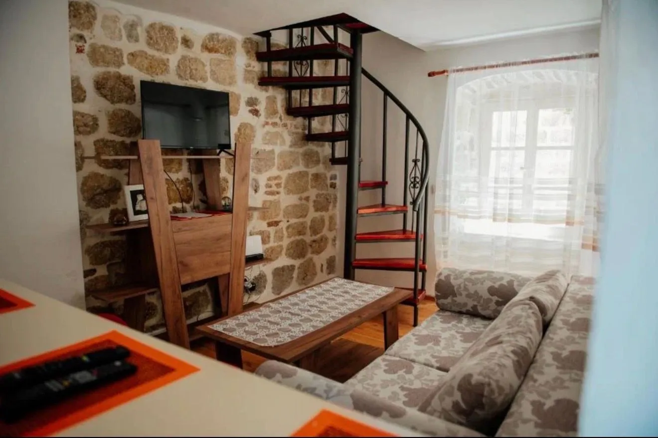 Rent, one bedroom apartment, 40m², Stari Grad Kotor, Kotor