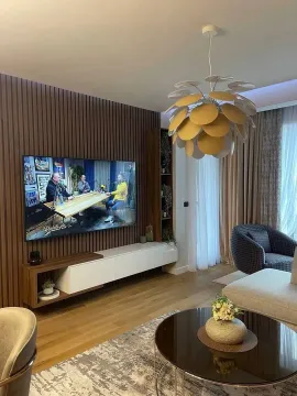 Moderna dnevna soba sa TV-om montiranim na zid obložen drvenim panelima. - image 8
