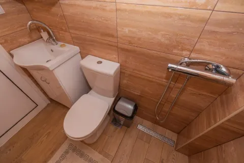 Manje kupatilo sa umivaonikom, WC šoljom i tuš kanalom. - image 9
