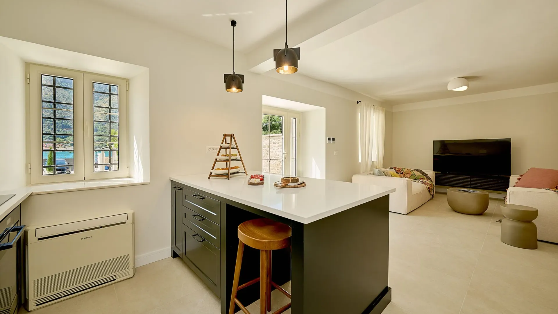 Rent, house, 200m², Kotor, Crna Gora