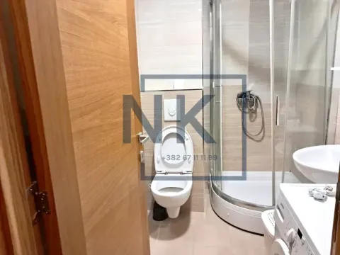 Kupatilo opremljeno tuš kabinom, WC šoljom, umivaonikom i veš mašinom. - image 4
