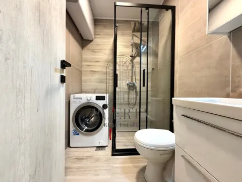 Moderno opremljeno kupatilo sa tuš kabinom i veš mašinom. - image 14