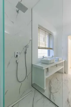 Moderne kupatilo sa staklenom tuš kabinom i dvostrukim umivaonikom. - image 15