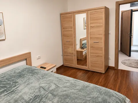 Namještena spavaća soba sa bračnim krevetom, drvenim ormarom i noćnim stočićem. - image 5