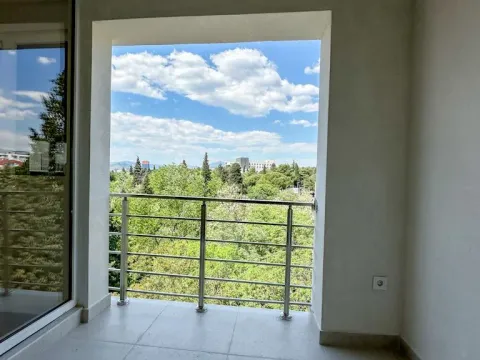 Izdavanje, četvorosoban stan, 160m², Drač, Podgorica - image 16