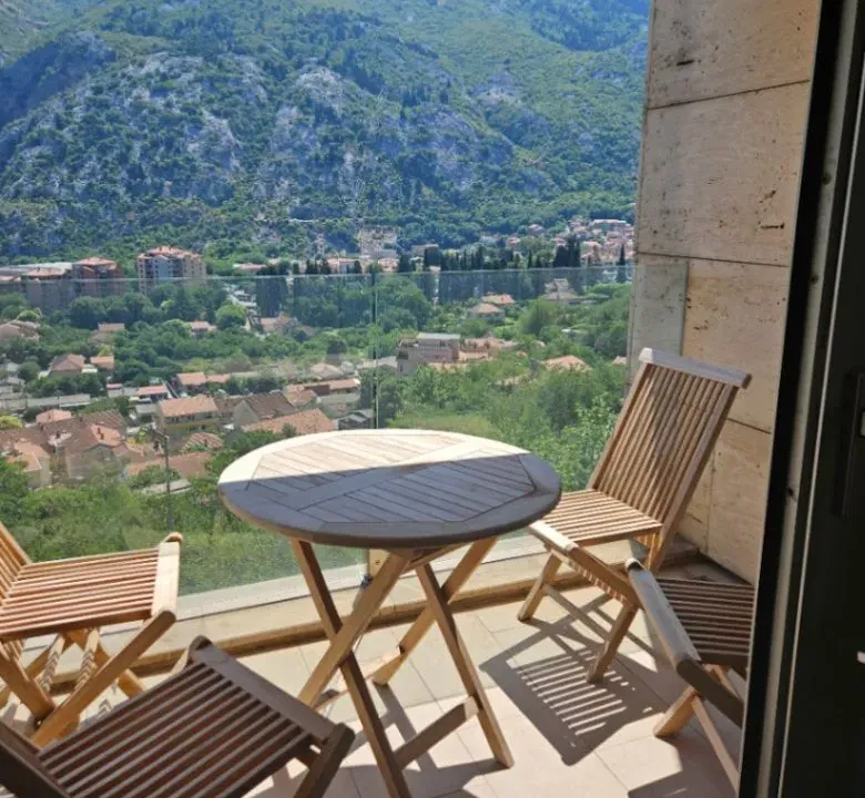 Izdavanje, dvosoban stan, 70m², Škaljari, Kotor