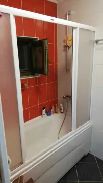 Kupatilo sa kadom i paravanom za tuširanje. - image 20