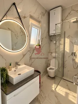 Moderno opremljeno kupatilo sa tuš kabinom, umivaonikom i wc šoljom. - image 9