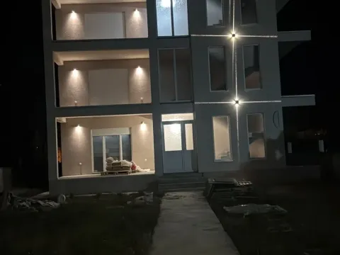 Prodaja, kuća, 300m², Kuće Rakića, Podgorica - image 1