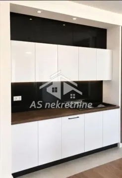 Moderna kuhinja sa belim i crnim elementima. - image 7