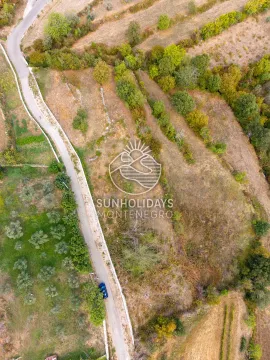 Pogled iz vazduha na zemljište sa putem i rastinjem. - image 3