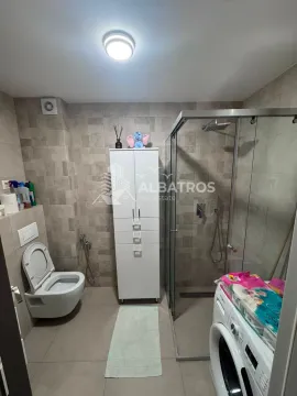 Kupatilo opremljeno tuš kabinom, WC šoljom, ormarićem i mašinom za veš. - image 8