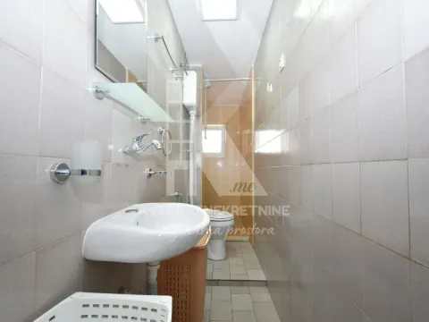 Izdavanje, dvosoban stan, 60m², Centar, Podgorica - image 9