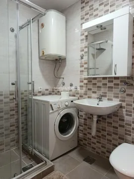 Kompaktno kupatilo sa tuš kabinom, umivaonikom, veš mašinom i bojlerom. - image 16
