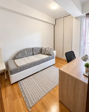 Namještena spavaća soba sa krevetom, radnim stolom i ormarom. - image 3
