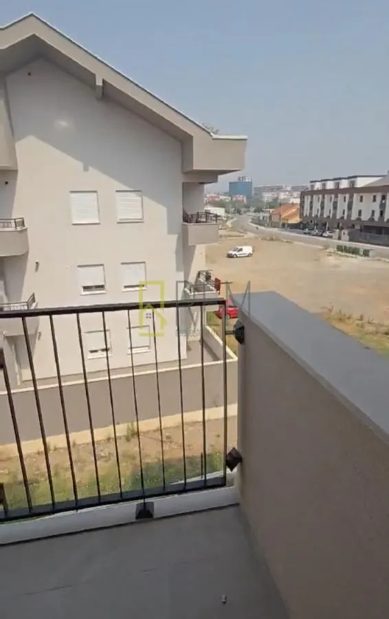 Pogled sa terase na susjednu zgradu i okolinu.