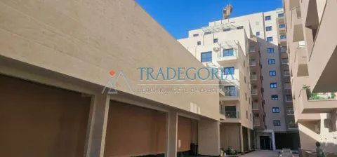 Pogled na spoljašnjost moderne stambene zgrade sa dvorištem. - image 13