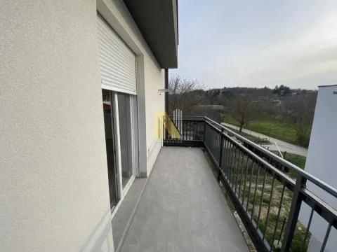 Prostrana popločana terasa sa metalnom ogradom i pogledom na prirodu. - image 11