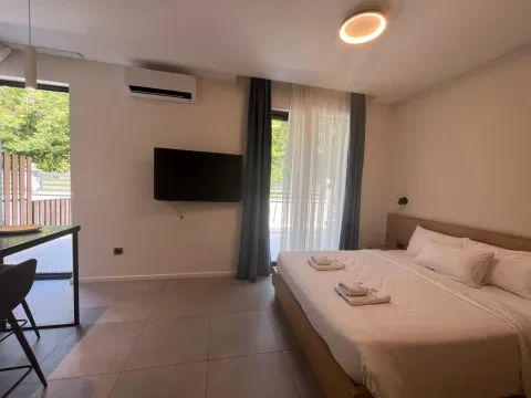 Udobna spavaća soba sa velikim krevetom i izlazom na terasu. - image 6