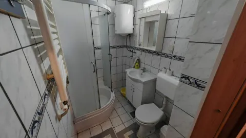 Manje kupatilo sa tuš kabinom, umivaonikom i toaletom. - image 4
