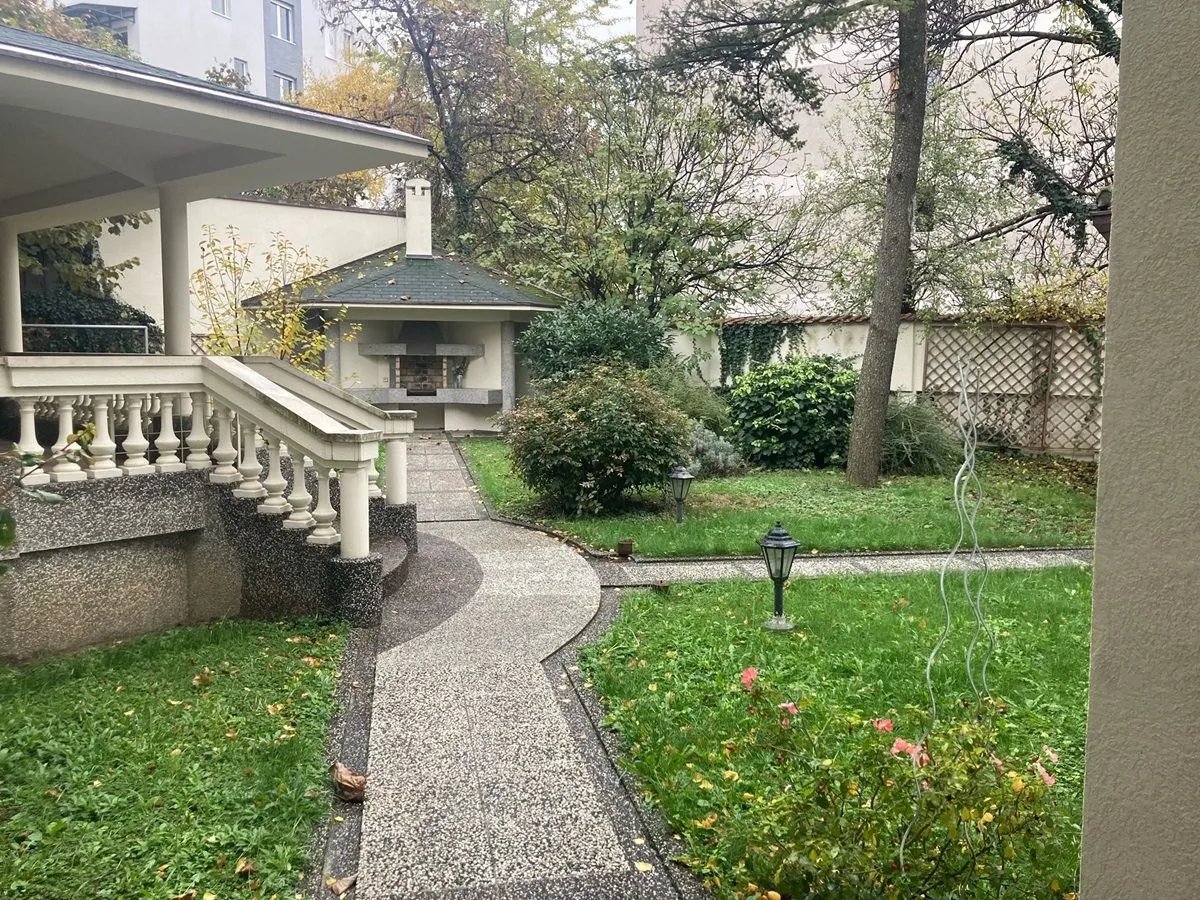 Izdavanje, kuća, 300m², Vračar Sve Podlokacije, Beograd