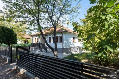 Pogled na dvorište i spoljašnjost kuće sa ogradom i zelenilom. - image 7