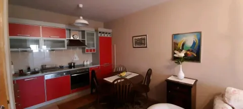 Kuhinja sa trpezarijom i crvenim elementima. - image 3