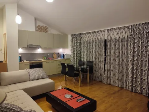 Dnevni boravak sa garniturom, trpezarijom i ugradnom kuhinjom. - image 3