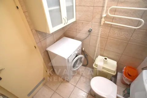 Smaller bathroom with a washing machine and sanitary fixtures. - image 7